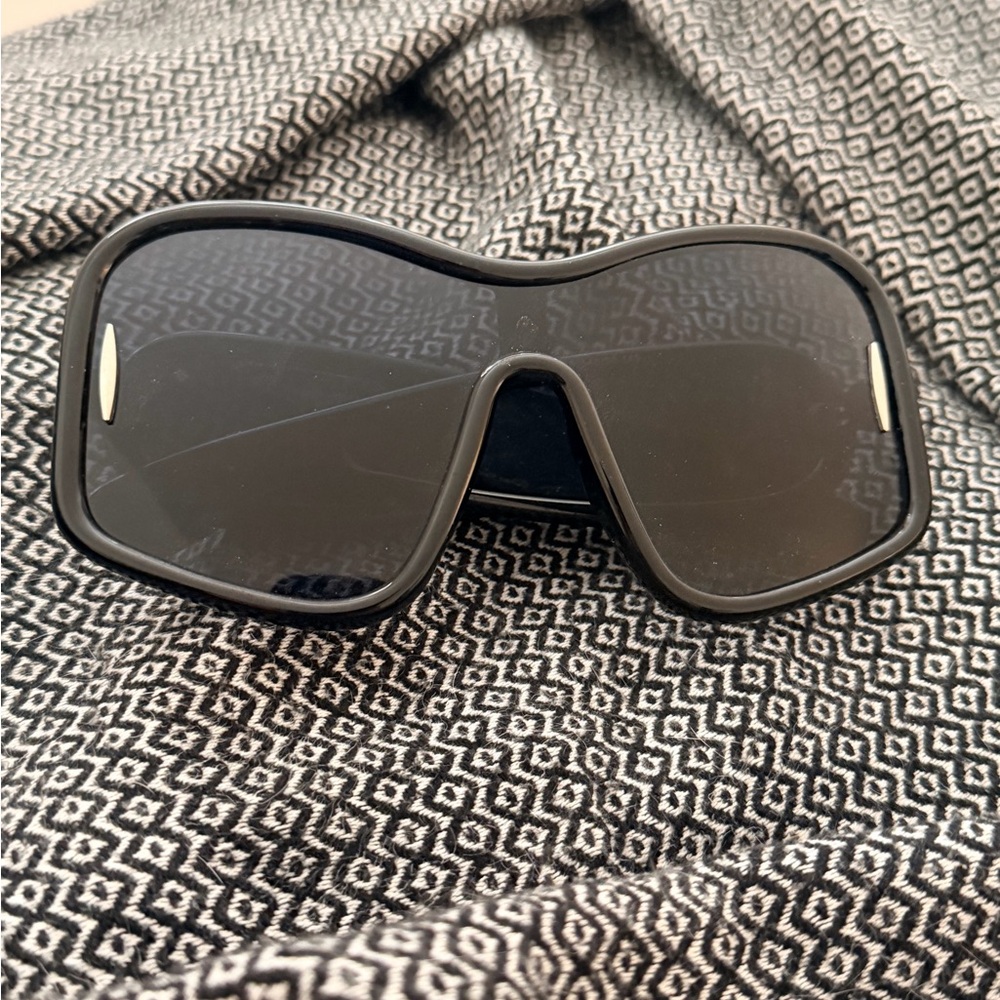 Black Sunglasses - Sleek Full-Coverage Design - Picture 4 of 5